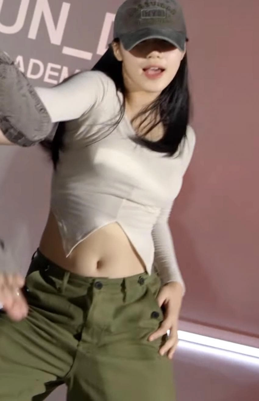 누구 여사친? 귀여운 배꼽