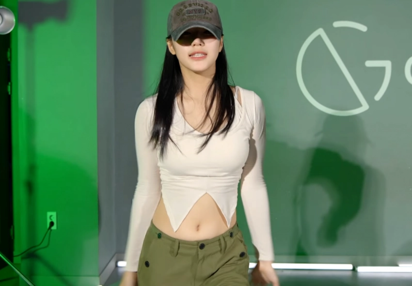 누구 여사친? 귀여운 배꼽