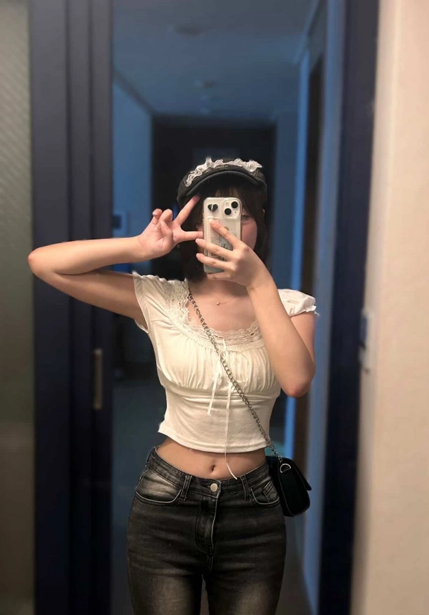 귀엽게 배꼽 보여주기