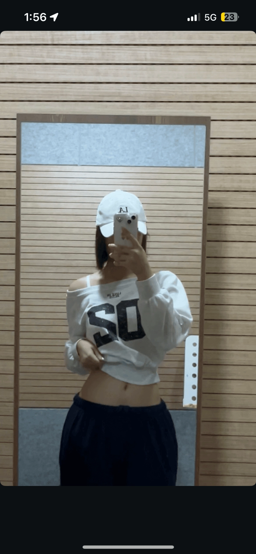 귀엽게 배꼽 보여주기