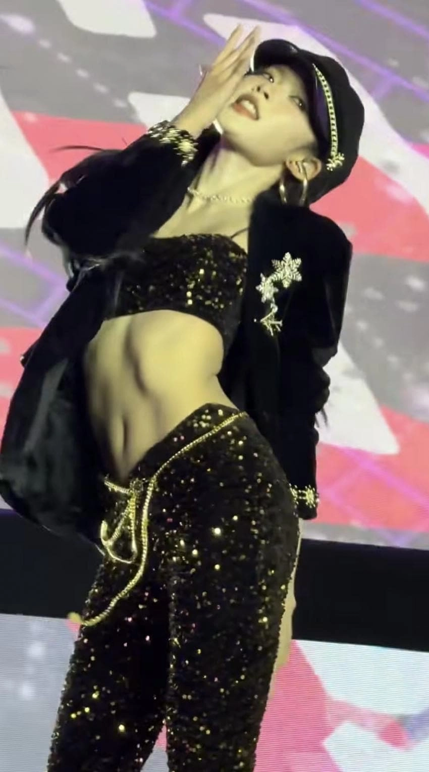 이런 야한 복근배꼽은 ㄷㄷ