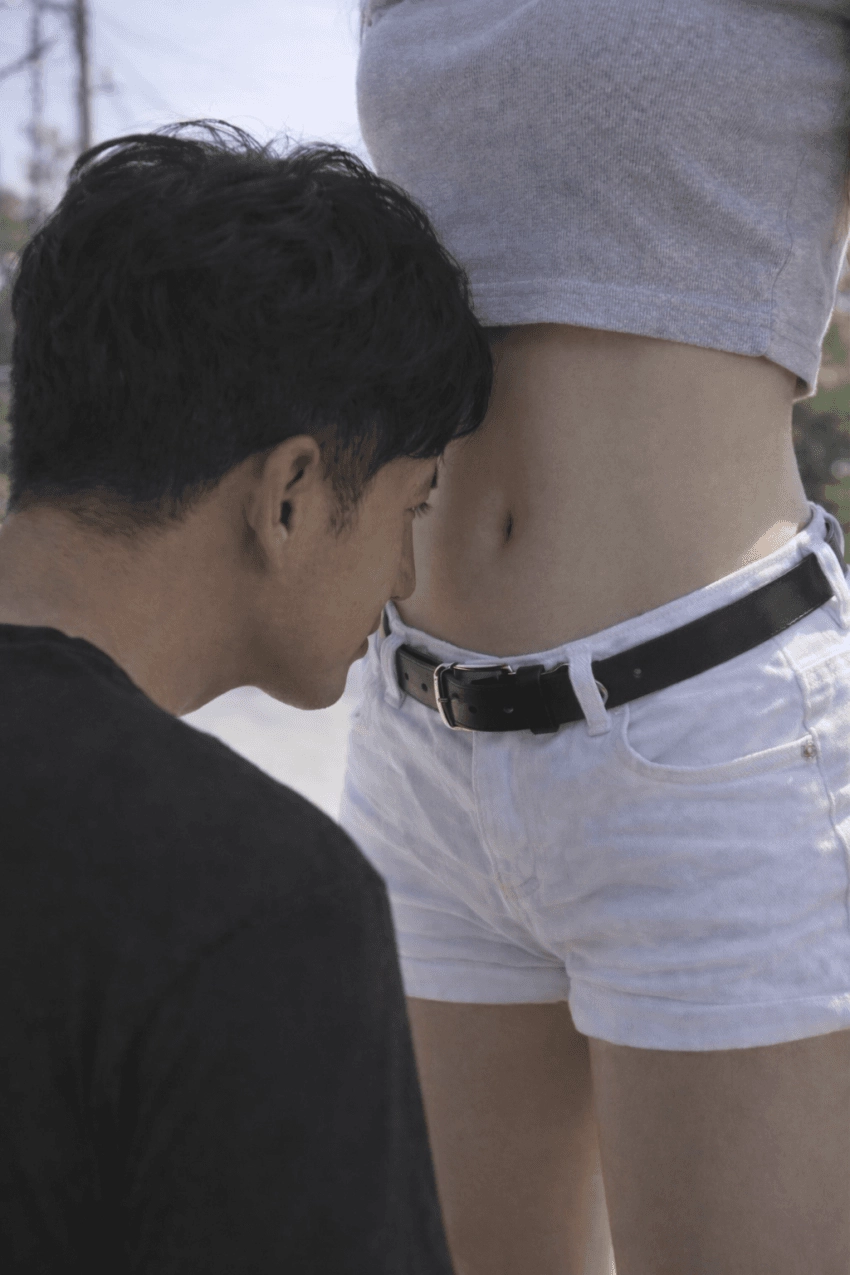 배꼽 냄새맡는중