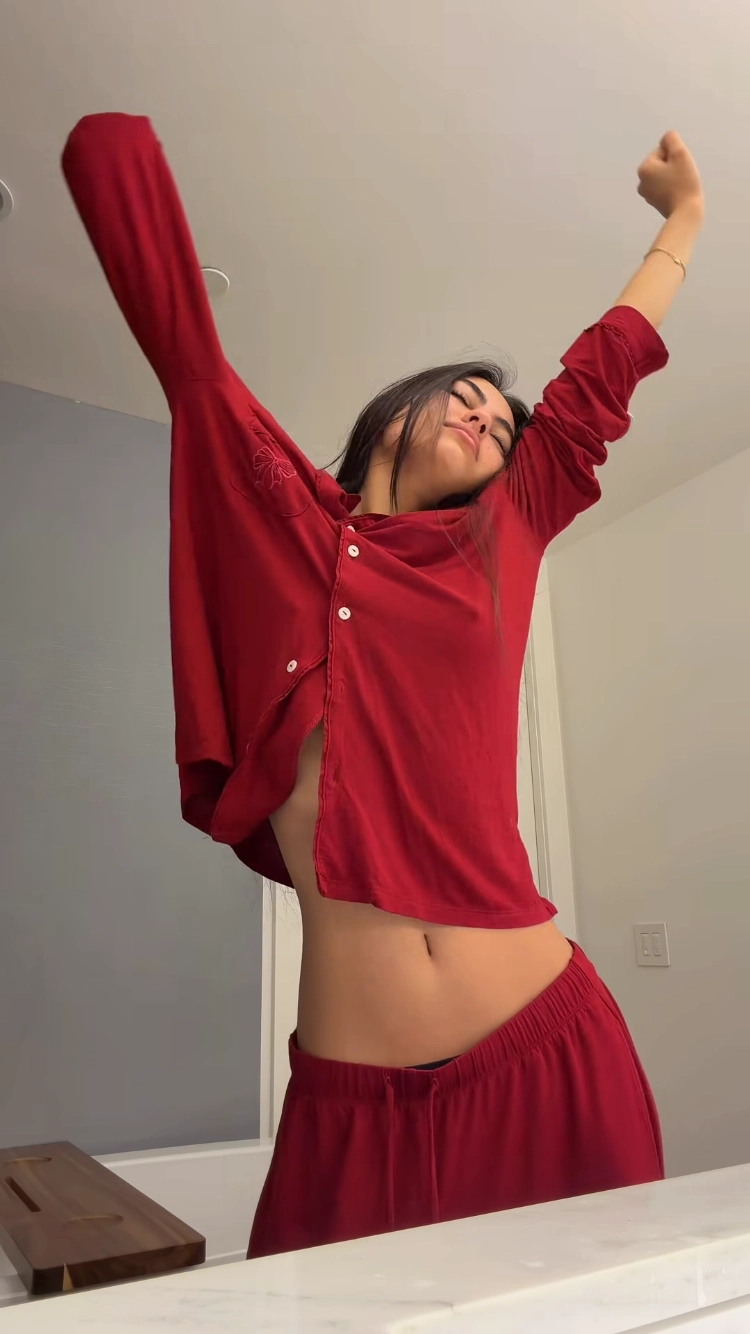 기지개 켜서 보이는 배꼽