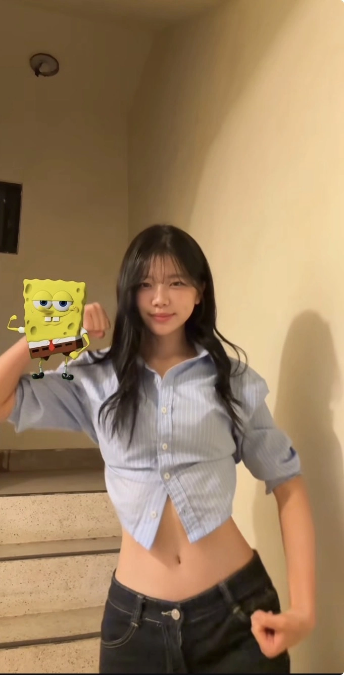 셔츠 아래로 보이는 배꼽