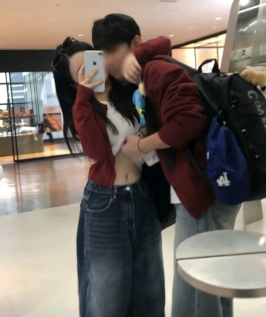 여친 티셔츠 들러올리고 배꼽 만지기