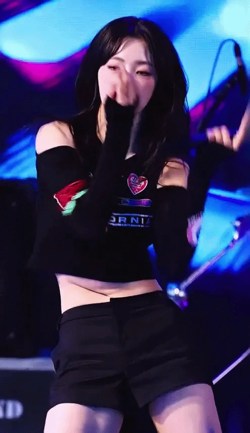 이런 막 뒤틀린(?) 배꼽은 꼴리지 않음?