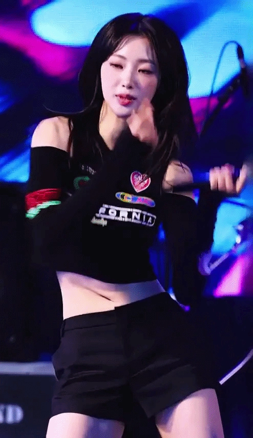 이런 막 뒤틀린(?) 배꼽은 꼴리지 않음?