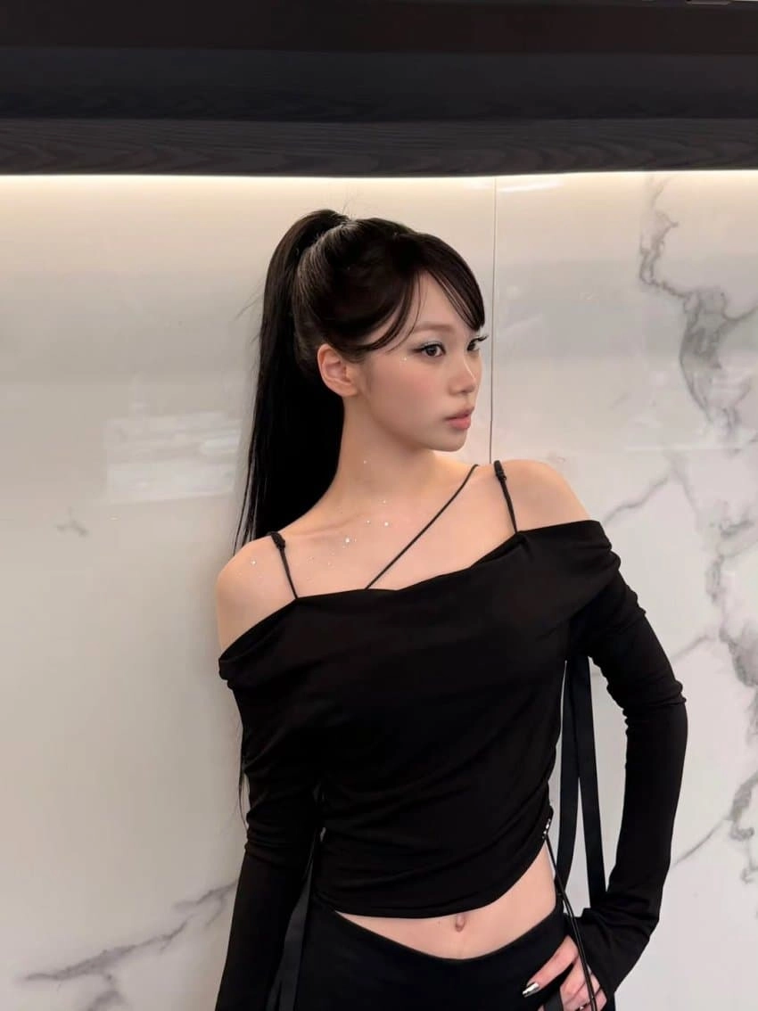 르세라핌 김채원 시크하게 곁눈질