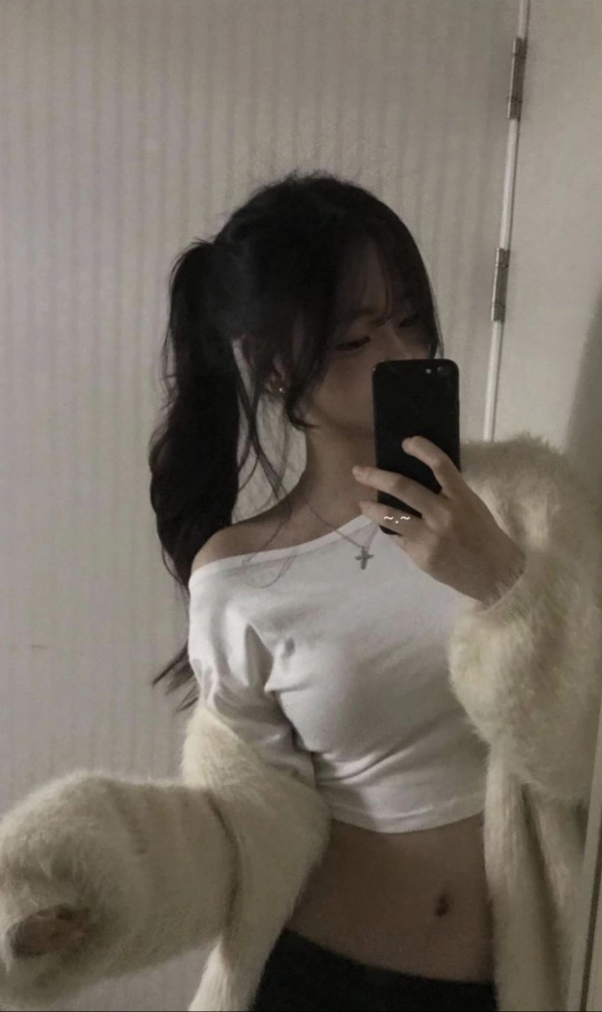 흰 크롭티 배꼽