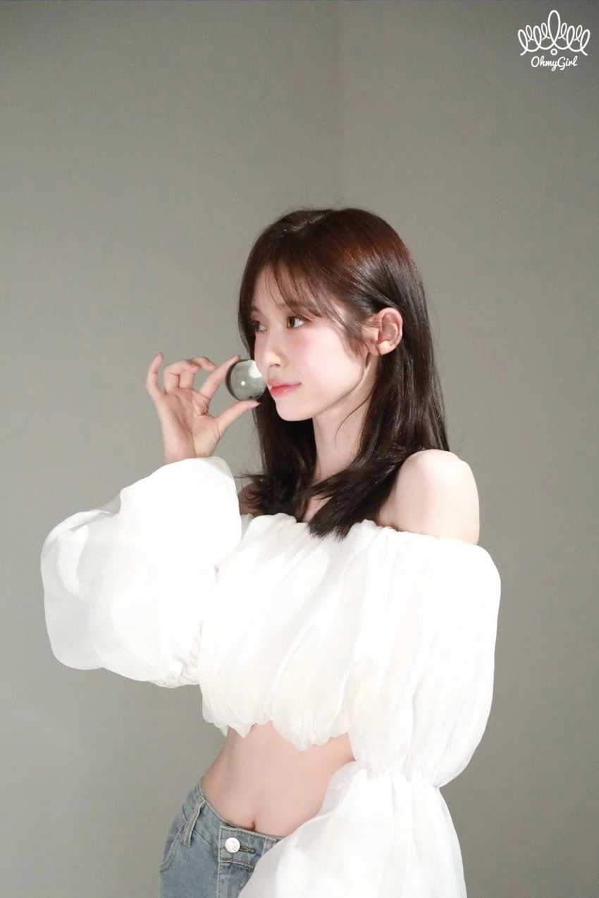 오마이걸 아린 튜브탑 개이뿌