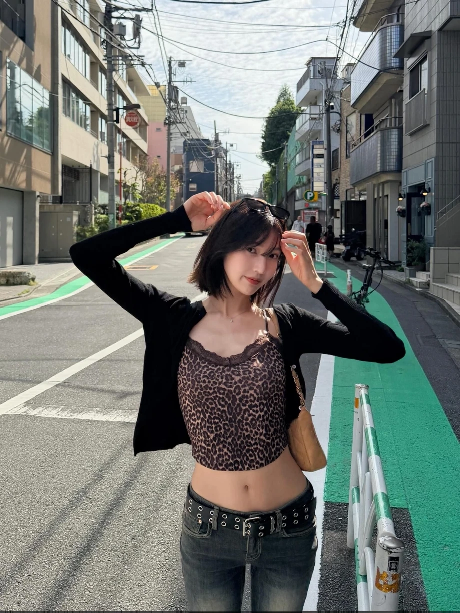 레벨 조이 호피 크롭티 입고 몸매자랑