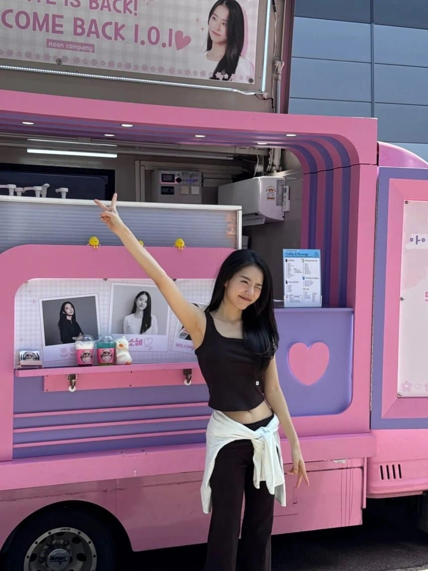 김소혜 커피차앞에서 기쁨의 v