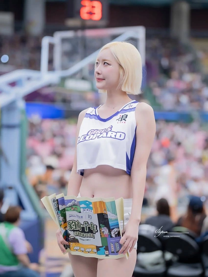 서현숙 치어리더 딱붙는 흰색 핫팬츠