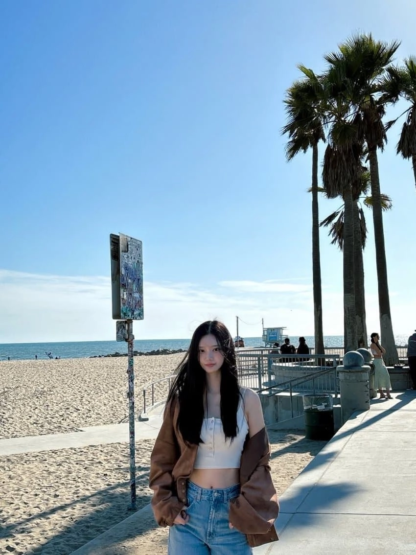 긴생머리녀 해변가에서 크롭티 입고 한컷