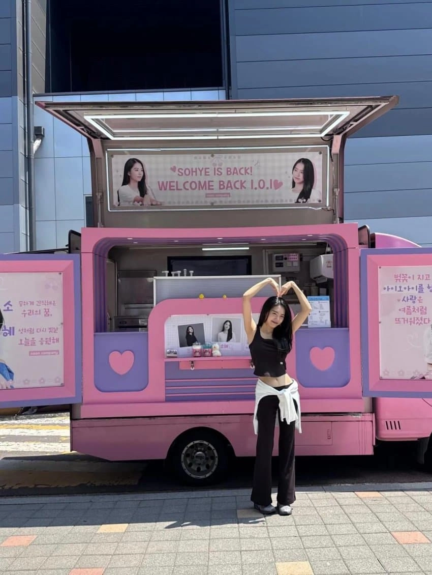김소혜 커피차앞에서 기쁨의 v