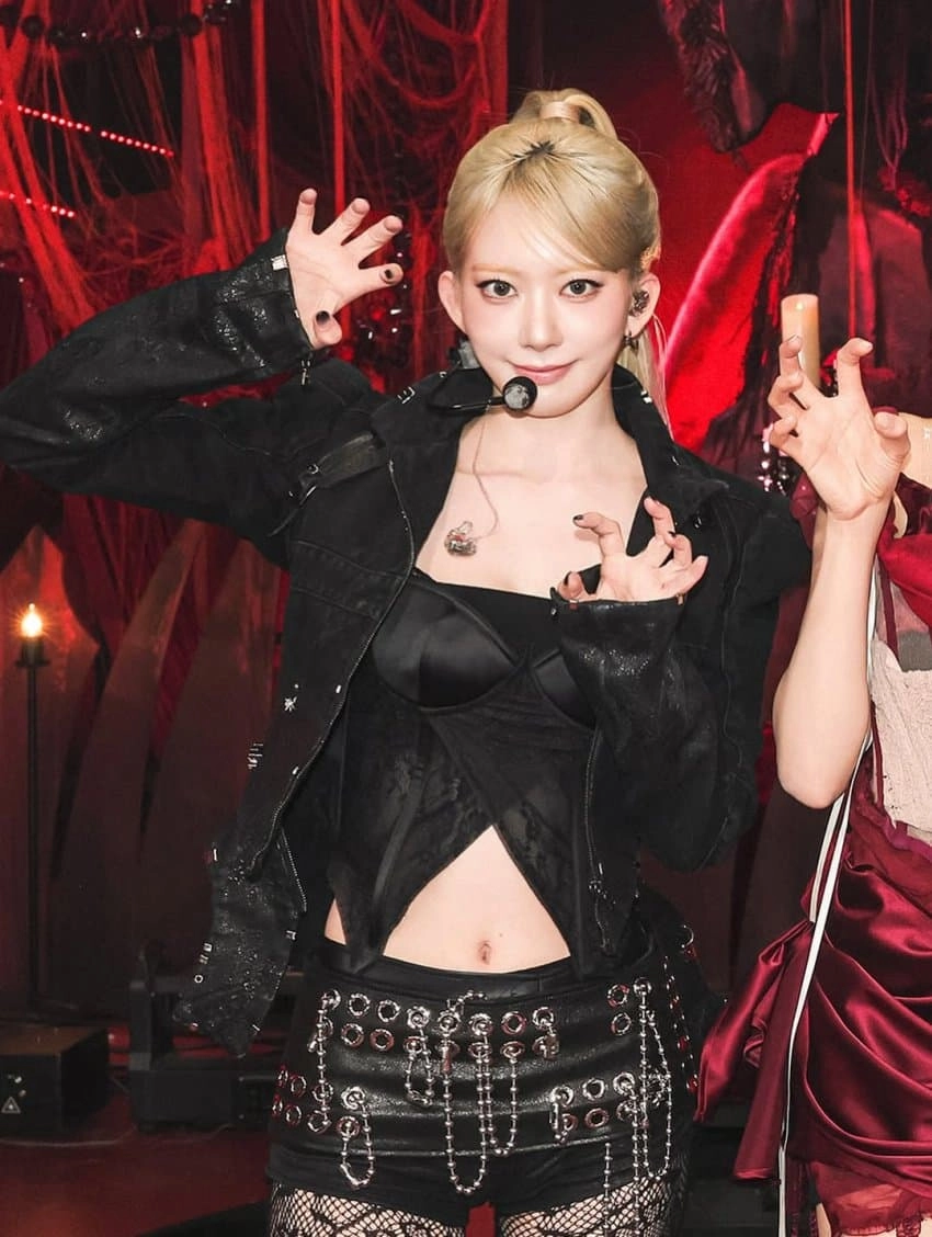 르세라핌 사쿠라 가죽스커트에 브라 하고 배꼽노출