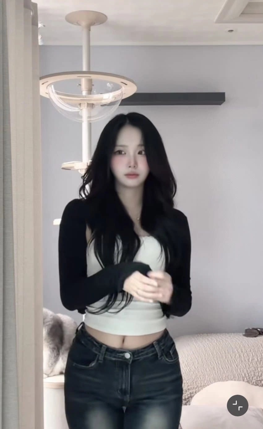 크롭티 아래로 보이는 청순녀 배꼽