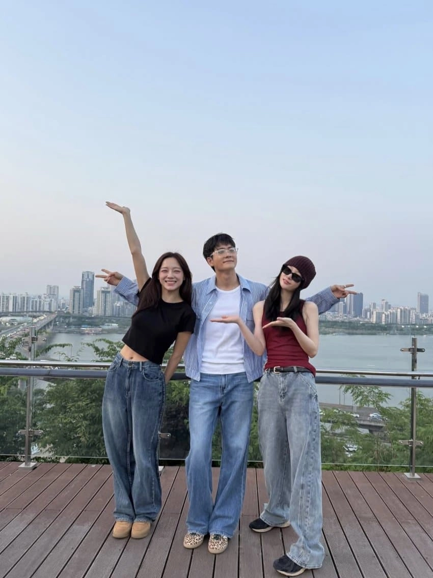 김세정 블랙 크롭티 복부
