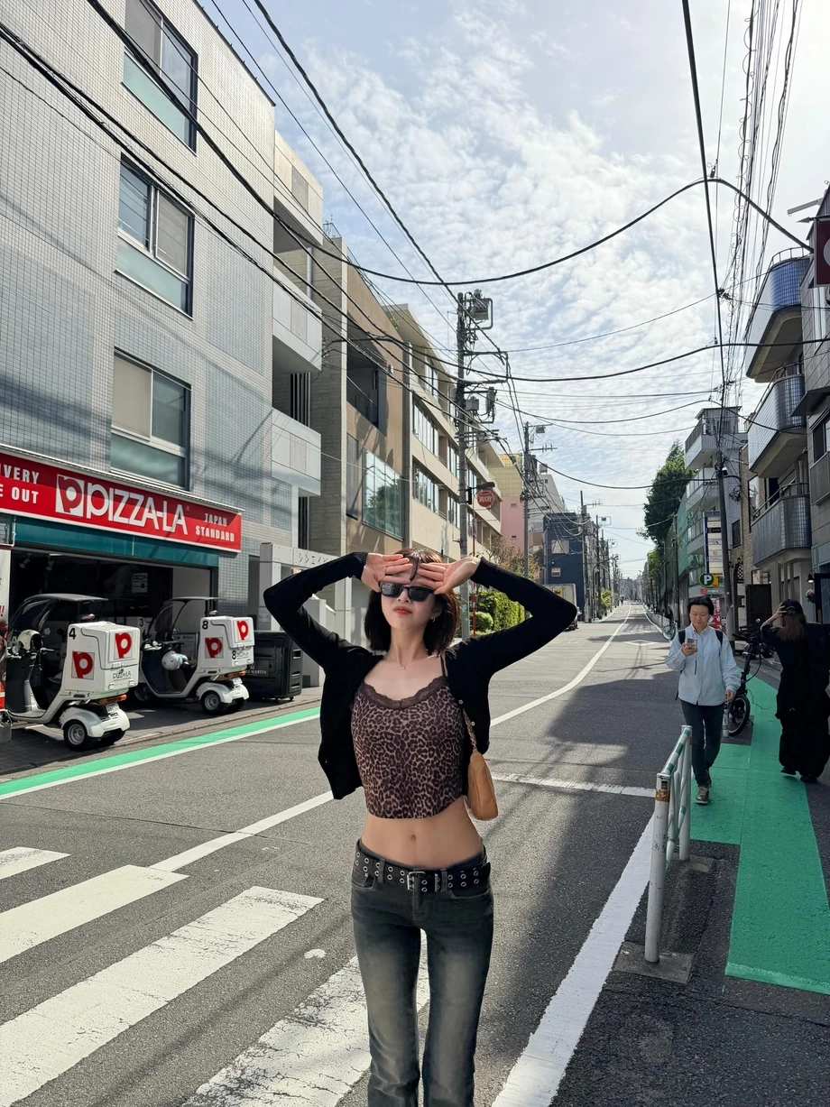 레벨 조이 호피 크롭티 입고 몸매자랑