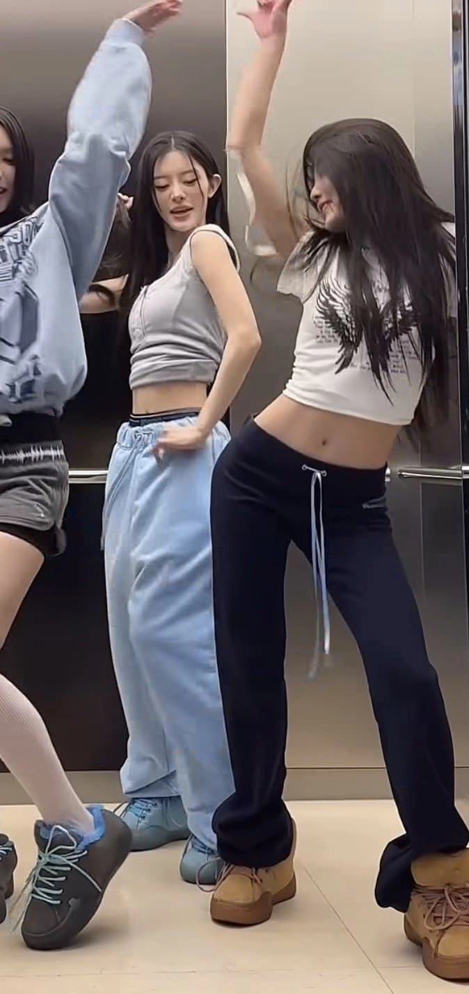 아일릿 민주 원희 배꼽 내밀고 뚱한표정