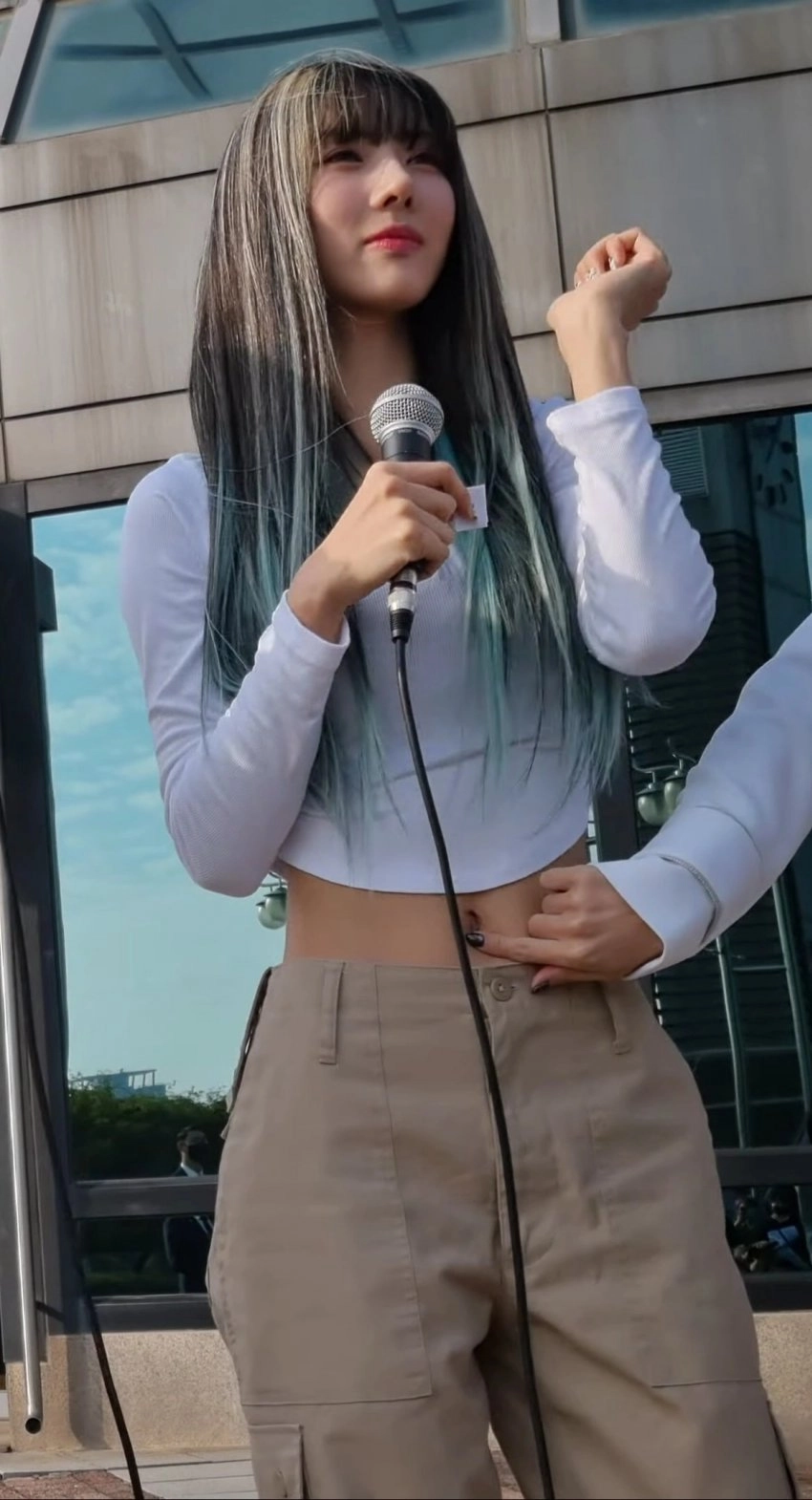 유현 배꼽에 손가락