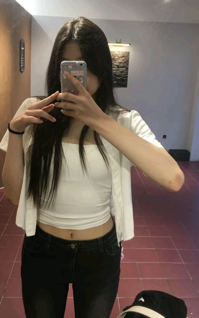 크롭티 입고 한껏 배꼽노출