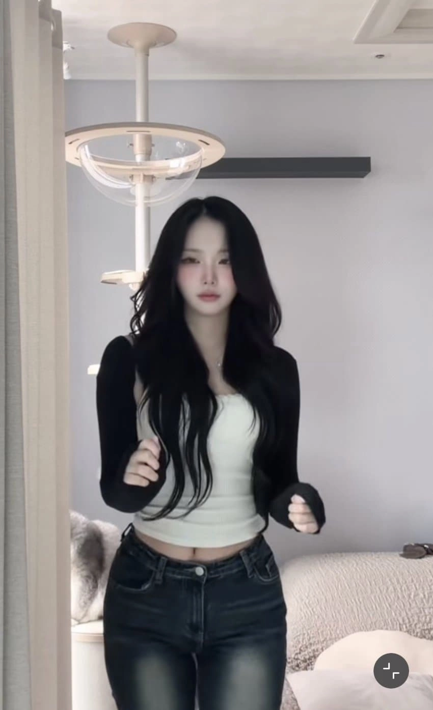 크롭티 아래로 보이는 청순녀 배꼽