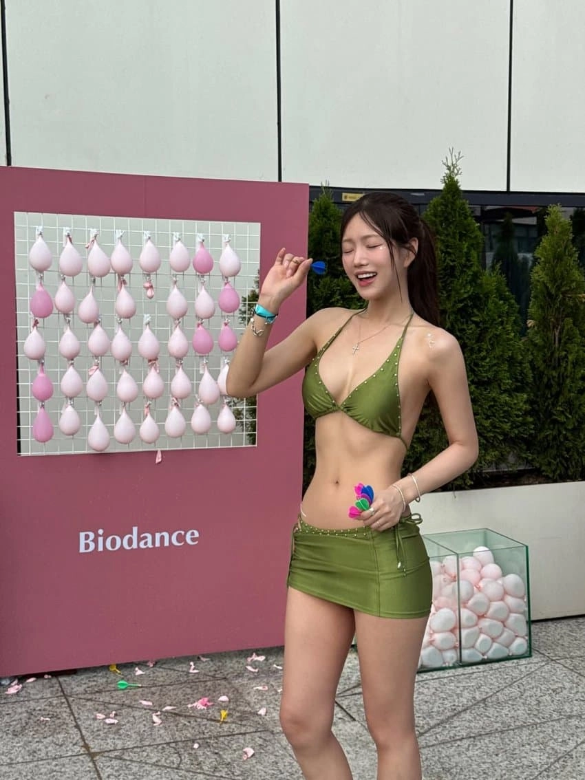 슬랜더 녹색비키니 자신감