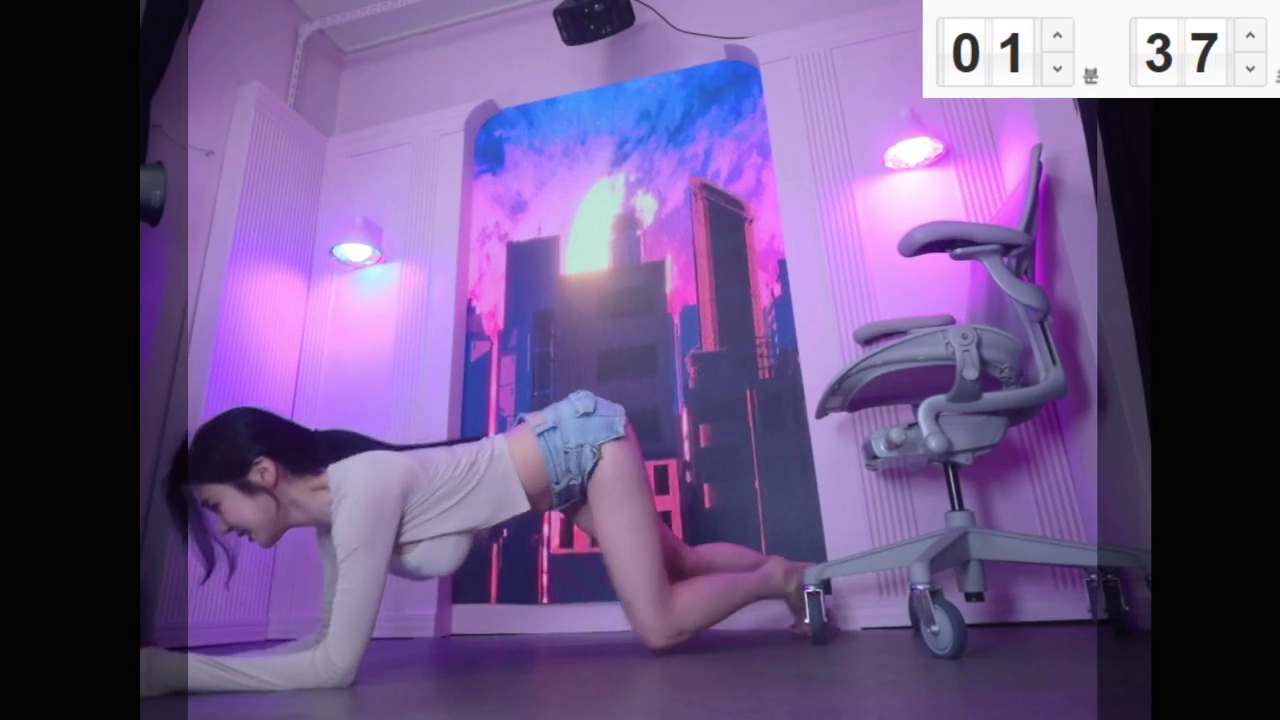 플랭크 자세 잡는 숲트리머  권소안 야벅지