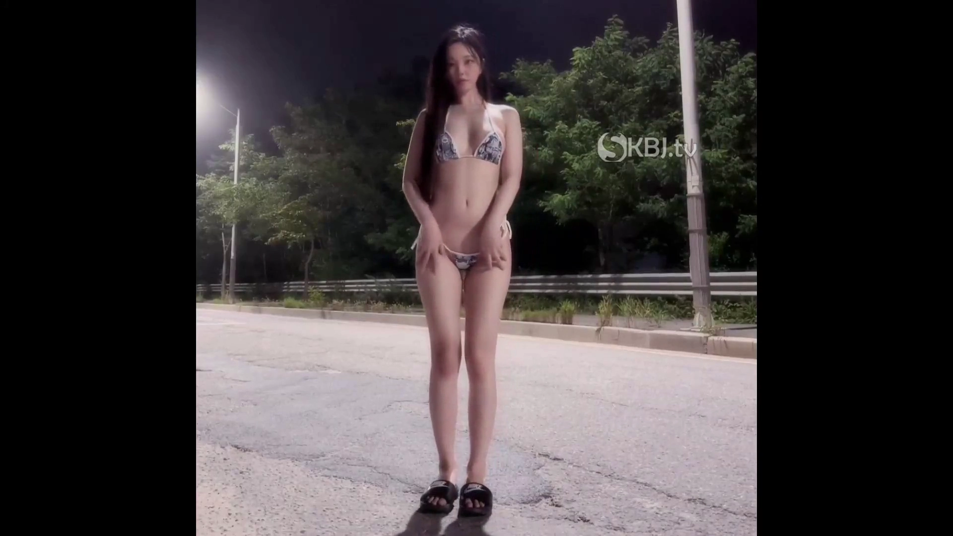 비키니 입고 야외에서 제로투 추는 BJ모르 엉벅지