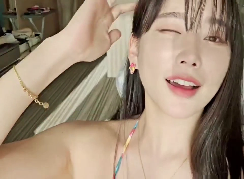 컬러풀 끈비키니 착용 하리미 언더붑 노출