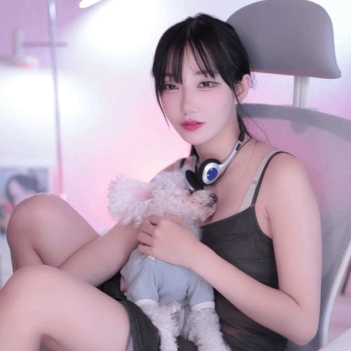 QWER 마젠타 미드에 착 붙은 강아지 그저 부럽