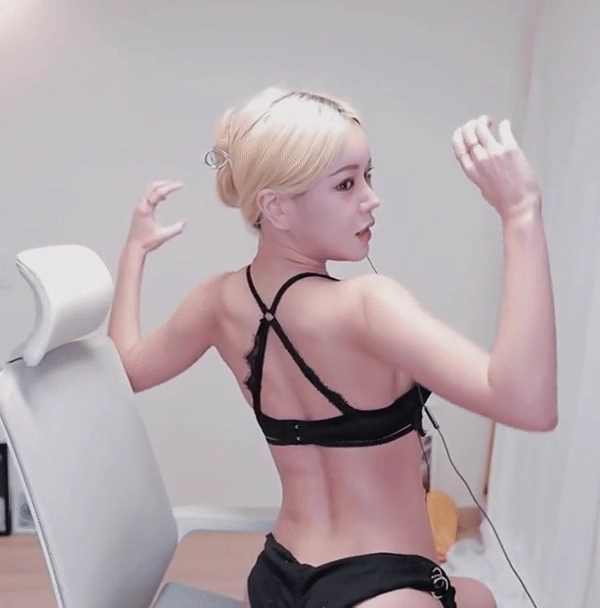 등근육 자랑하다가 여캠 옆슴 노출