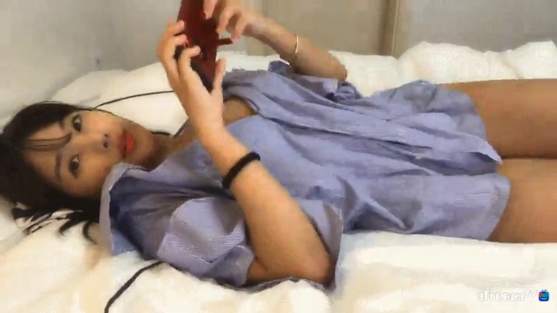 침대 눕방 중 시선 멈춘 여캠 팬티노출