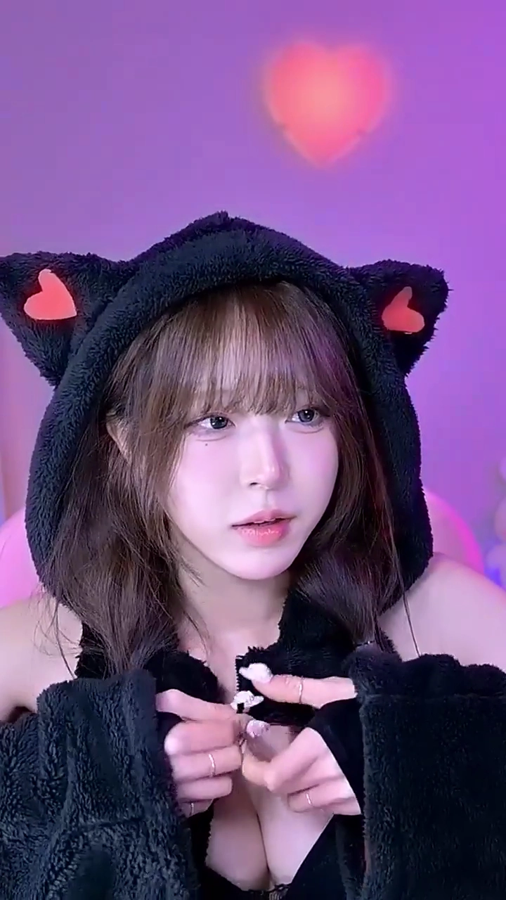 겉옷 여는 순간 포착 갓리타 미드 노출에 갤 반응 폭발