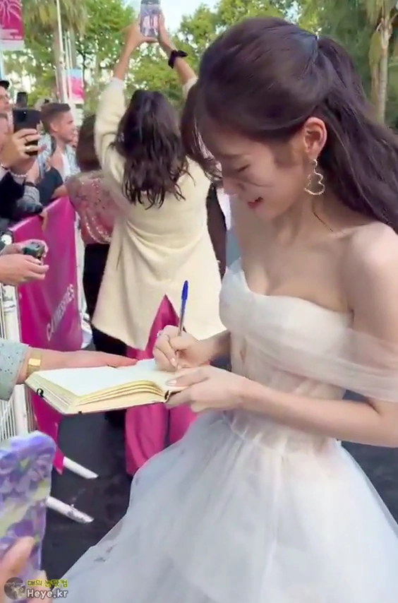 오마이걸 아린 가슴골 노출 포착 레드카펫 사인회