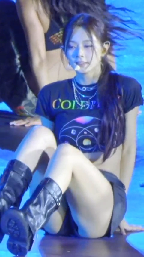 트와이스 쯔위 엉벅지 노출 포착 앉은 자세 그대로 노출된 실루엣