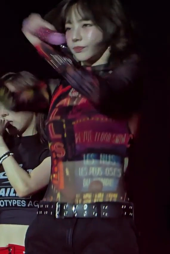 카리나 슴부먼트 화제 시스루 위아래 흔들리는 볼륨감