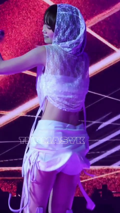 치마 펄럭이며 그대로 드러난 르세라핌 채원 엉벅지