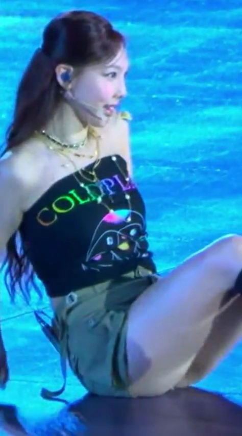 무대 아래 포착된 트와이스 나연 팬티노출