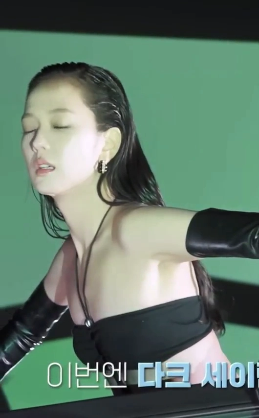 홀터넥 비키니 착장 블핑 지수 옆슴 노출