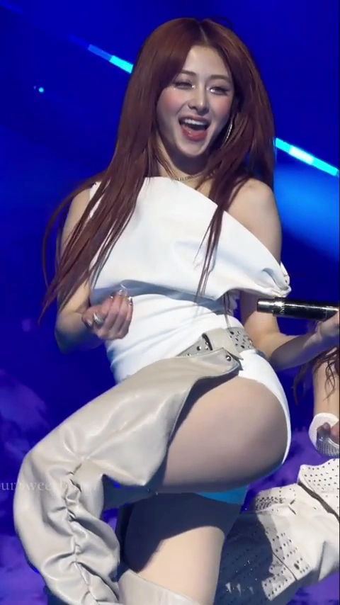 르세라핌 허윤진 야벅지 노출 무대 직캠