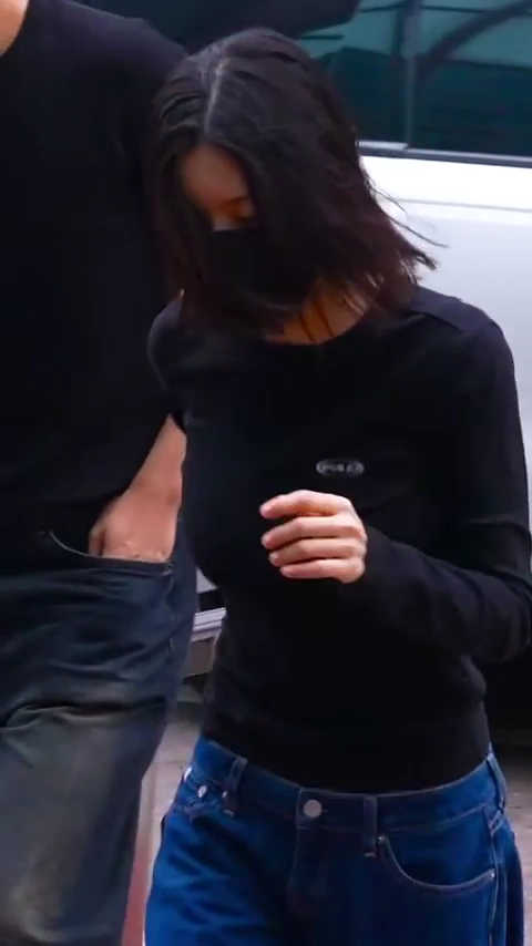 전력 달리기 하는 권은비 슴부먼트