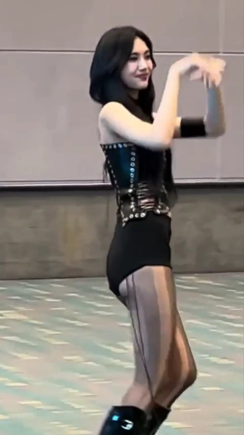 검스 착붙핏에 드러난 에버글로우 아샤 야벅지 직캠