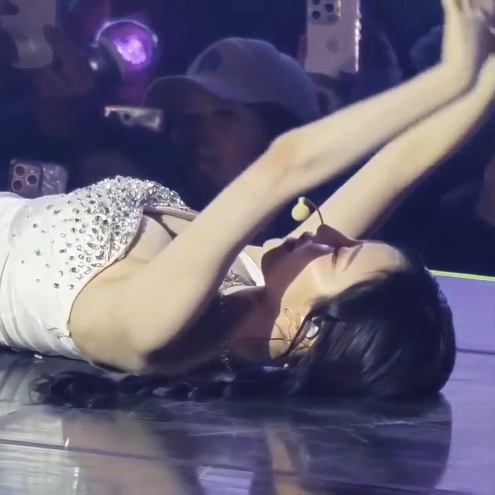 누운 자세서 드러난 깊은 에스파 닝닝 가슴골