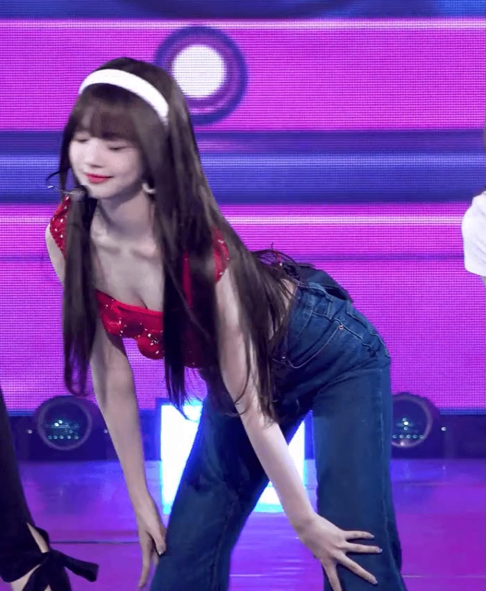 르세라핌 홍은채 윗슴골 드러난 착샷에 팬들 술렁