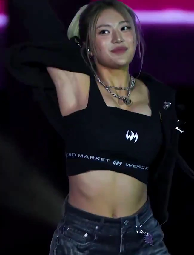 브라탑 입은 하이키 옐 슴부먼트 포착된 무대 장면