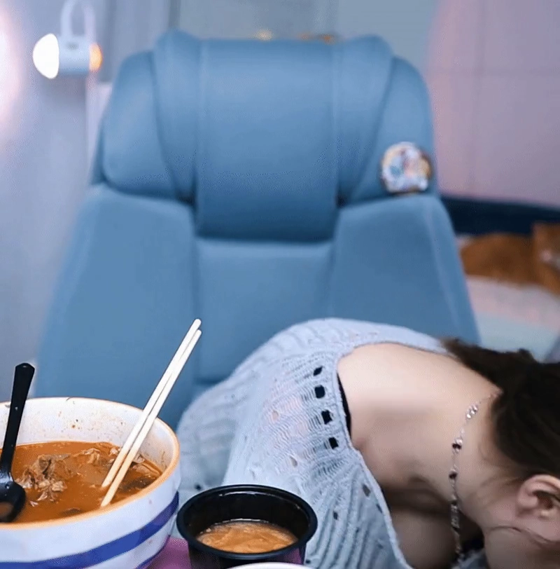 킴아연 가슴 노출 무심한 행동 하나에 팬서비스급 장면 포착