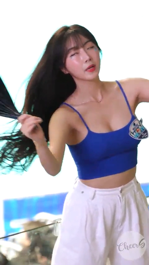 치어리더 안지현 가슴골 실루엣 돋보인 응원 장면