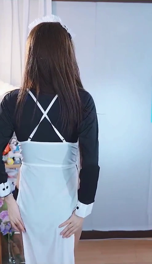 메이드복 입은 수련수련 가슴골 노출